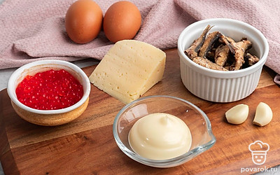 Заранее отварите яйца и очистите чеснок. Разложите перед собой все ингредиенты для удобства.