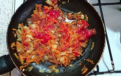 Добавьте помидор, потушите.