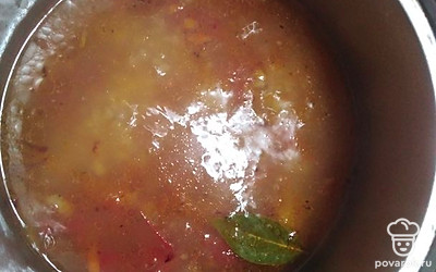 Посолите и поперчите по вкусу, добавьте специи, немного потомите и добавьте в бульон.