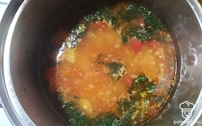 В конце варки добавьте свежую зелень, отключите нагрев.