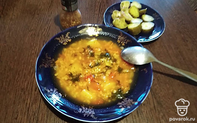 Этот суп хорошо сочетается зимой с солеными огурчиками, маринованными в винном уксусе зелеными помидорами и чесноком.