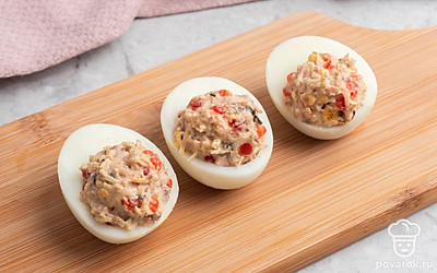 При помощи чайной ложки заполните отложенные белки получившейся массой.