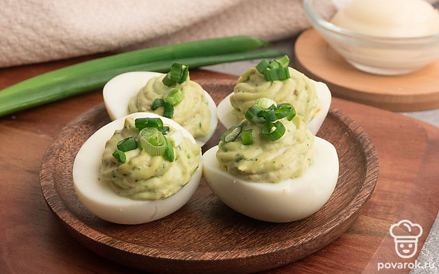 Фаршированные яйца авокадо и зеленым луком — Рецепт с фото
