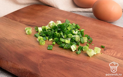 Лук мелко порежьте. Авокадо очистите и порежьте мякоть на небольшие квадраты. Желток потрите на терке.