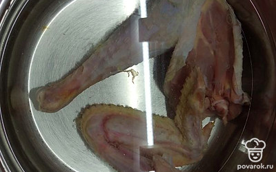 Вымыть окорочок и поставить вариться.