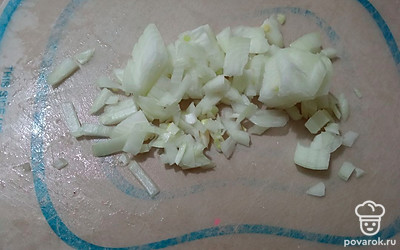 Почистить и нарезать лук.
