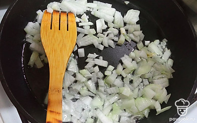 Переложить лук на разогретую сковороду. Предварительно на сковороде разогреть масло. 