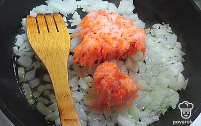 Почистить морковь, натереть на терке и добавить в сковороду к луку. В моём случае морковь замороженная. 