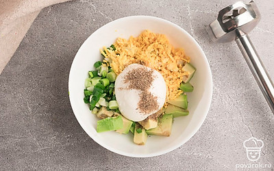 Соедините в одной емкости все ингредиенты. Желток, авокадо, лук, майонез, перец и соль. Измельчите блендером. Добавьте сок половины лимона.