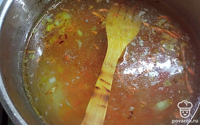 Обжарить до золотистости. Желательно не допускать пригорания овощей. Добавить зажарку в бульон, из которого предварительно необходимо достать сваренную курицу. 