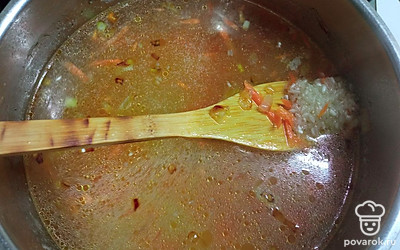 Промыть рис, добавить в бульон. 