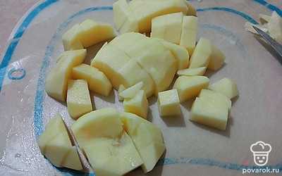 Помыть, почистить и нарезать кубиком картофель. 
