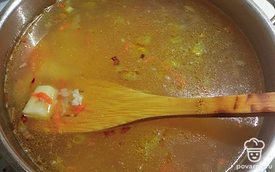 Добавить картофель в бульон, варить почти до готовности. 