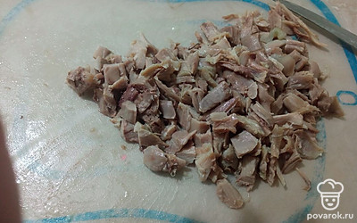 Пока варится картошка., снять с косточки мясо и порезать небольшими кусочками. Добавить мясо в суп. 