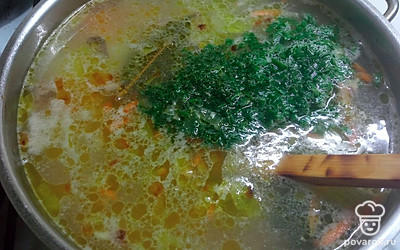 В суп добавить зелень, варить ещё минут 7-10.