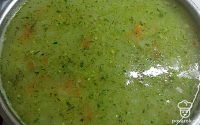 Посолить, поперчить по вкусу, можно добавить куриный бульонный кубик.