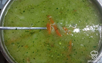 Бюджетный вкусный куриный рисовый суп подавать порционно. 