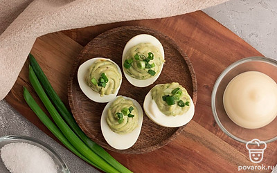 Попробуйте получившуюся смесь на соль и по необходимости добавьте. Затем переложите смесь в половинки яйца.