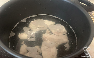 Ставим вариться куриное филе.