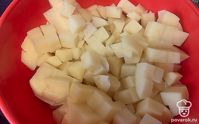 Картофель очищаем и режем на кубики. 
