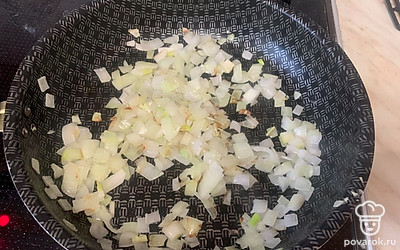 Обжариваем лук.