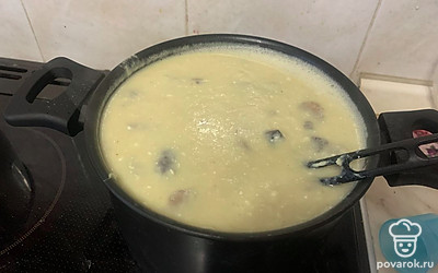 Добавляем картофель и обжаренный лук в готовый бульон, варим до готовности, добавляем соль, перец по вкусу, растворяем в небольшом количестве бульона плавленый сыр и добавляем в суп. Пробиваем все погружным блендером и добавляем нарезанные шампиньоны из банки.