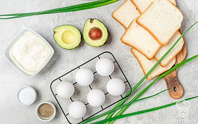 Отварите яйца: 4 яйца сварите вкрутую, 2 — в «мешочек», очистите и разрежьте пополам. Авокадо почистите, уберите косточку, мякоть порежьте кубиками. Лук промойте и мелко порубите. Подготовьте блендер,