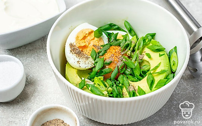 Подготовьте начинку. В блендере измельчите одну половинку яйца в «мешочек» и все яйца вкрутую, авокадо, лук, майонез. Посолите и поперчите.