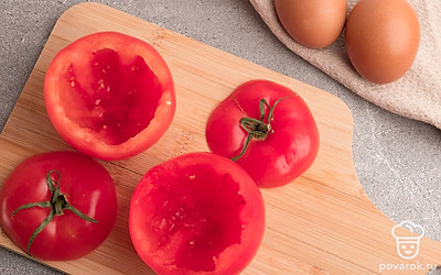 У помидоров аккуратно срежьте верхушку и чайной ложкой осторожно удалите мякоть. Сформировав чашечку.