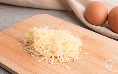 Сыр натрите на мелкой терке.