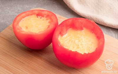 Залейте получившуюся смесь в подготовленные чашечки из помидоров.