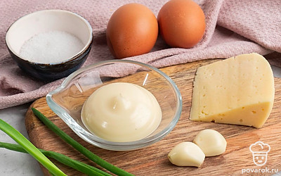 Рекомендуем заранее отварить и остудить яйца, а также очистить чеснок. Чтобы готовить было удобнее, разложите все ингредиенты перед собой