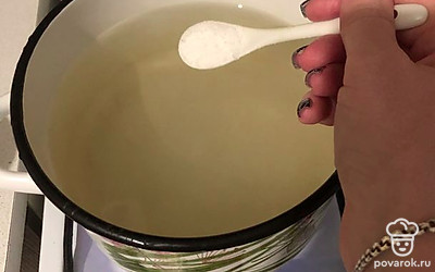 Поставьте воду на газ и подсолите.