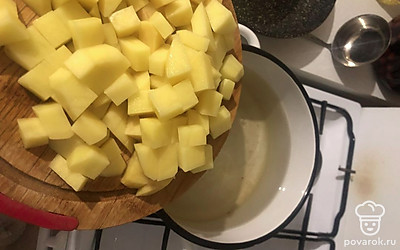 Опустите картофель в кипящую воду.