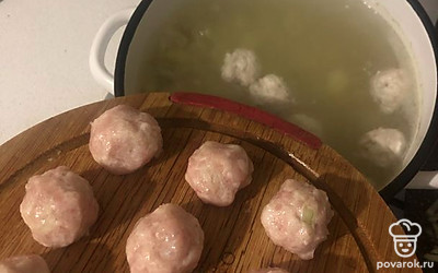 Слепите фрикадельки и добавьте к картошке.