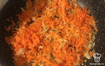 Обжарьте лук и морковь и добавьте в бульон.