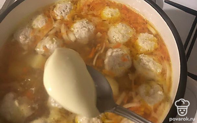 Добавьте 3 столовые ложки плавленого сыра.