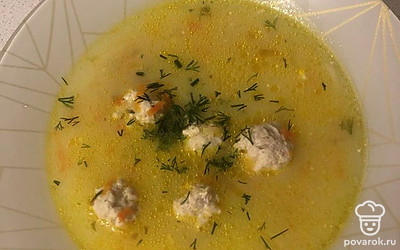 Подавайте порционно, украсив суп свежей зеленью.