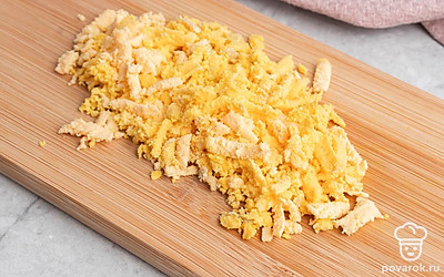 Измельчите желтки.