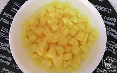 Почистите и порежьте картофель кубиками.