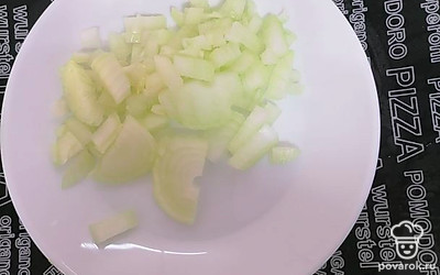 Мелко нарежьте лук.