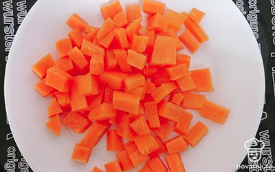 Морковь порежьте небольшими кубиками, чтобы она быстрее приготовилась
