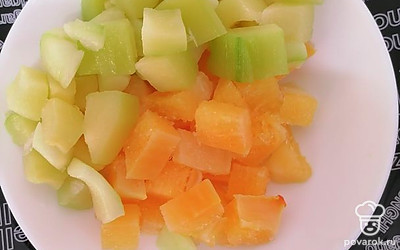Тыкву и кабачок также нарежьте небольшими кубиками.