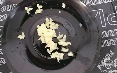 Чеснок измельчите при помощи пресса.