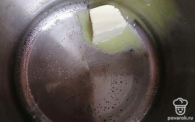 В кастрюлю с толстым дном налейте растительное масло, добавьте сливочное масло и поставьте на сильный огонь.