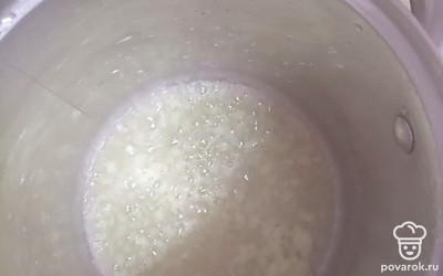 После того, как масло растопится, выложите в кастрюлю чеснок и жарьте около минуты, постоянно помешивая.