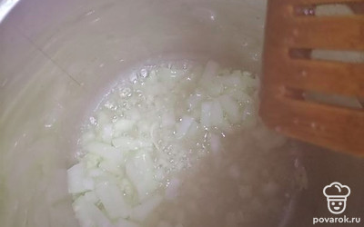 К чесноку добавьте лук и обжарьте его до золотистого цвета.