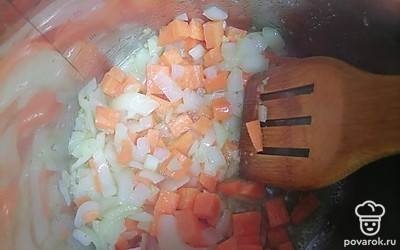 Добавьте морковь и жарьте в течение 3 минут.