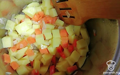 Выложите картофель. Все хорошо перемешайте.