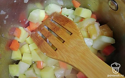 Через 5 минут добавьте кабачок с тыквой, специи и обжарьте еще 5 минут. Убавьте огонь и тушите овощи в течение 15 минут, пока они не станут мягкими. Если жидкости, которую выделили овощи, станет слишком мало, тогда долейте воды или мясного бульона.